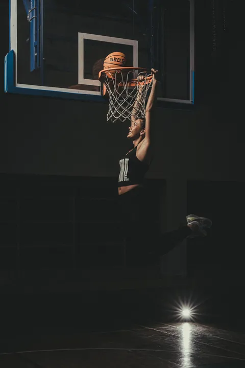 Rzut z tablicy z piłką lekarską Basket Bullet