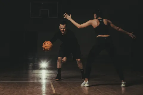 Postawa obronna z piłką lekarską Basket Bullet