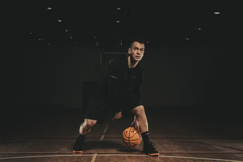 Kozłowanie dwiema piłkami z piłką lekarską Basket Bullet
