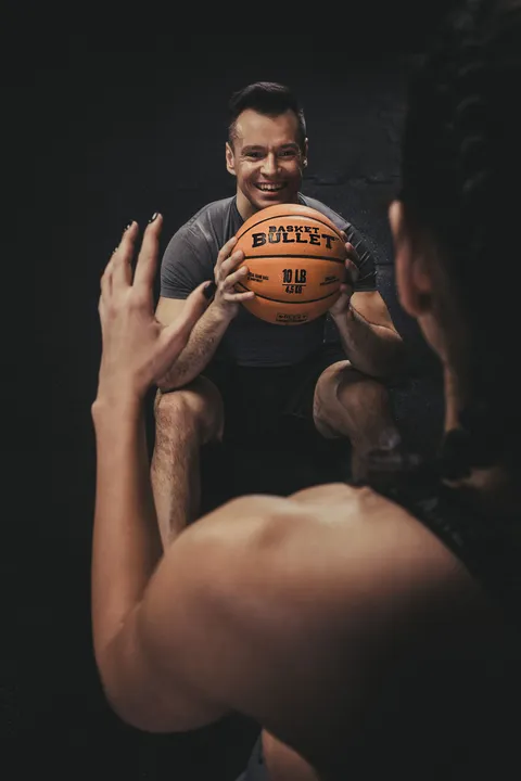 Trening w parze z piłką lekarską Basket Bullet