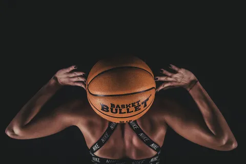 Wyciskanie zza głowy z piłką lekarską Basket Bullet