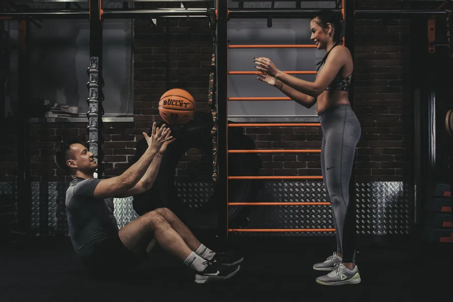 Trening w parze z piłką lekarską Basket Bullet