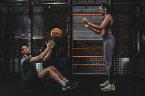 Trening w parze z piłką lekarską Basket Bullet