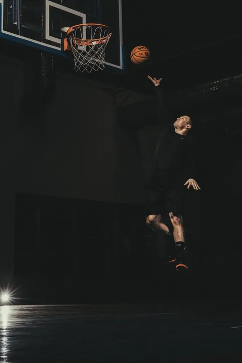 Rzut z wyskoku z piłką lekarską Basket Bullet