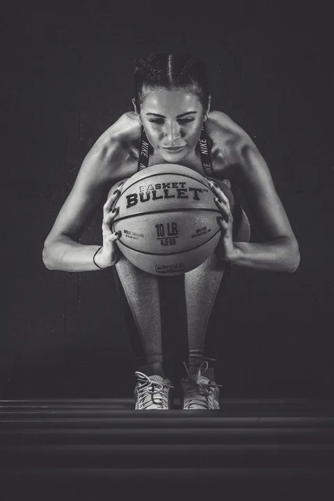 Brzuszek z wyciskaniem z piłką lekarską Basket Bullet