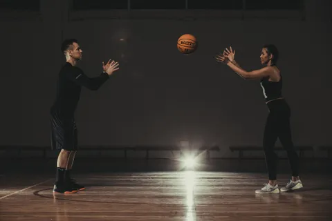 Podanie oburącz z piłką lekarską Basket Bullet